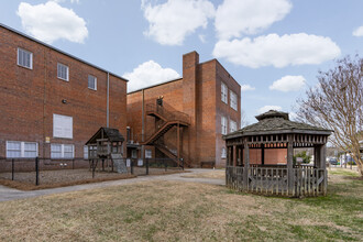 Central School Lofts in Bessemer City, NC - Foto de edificio - Building Photo