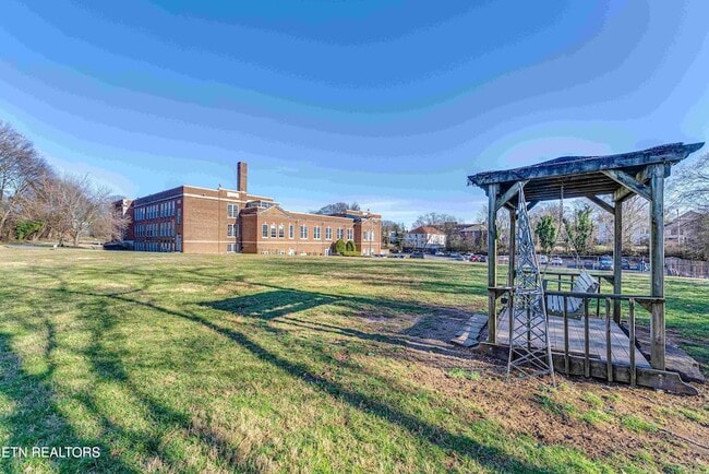 523 N Bertrand St, Unit 108 in Knoxville, TN - Foto de edificio - Building Photo