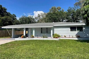 3113 McIntosh Rd in Sarasota, FL - Building Photo