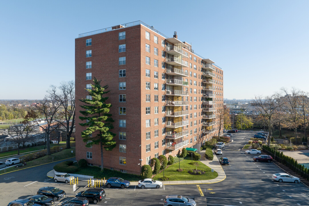 Executive House Condominium in Hackensack, NJ - Building Photo