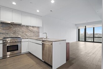 320 Adolphus Ave in Cliffside Park, NJ - Building Photo - Building Photo