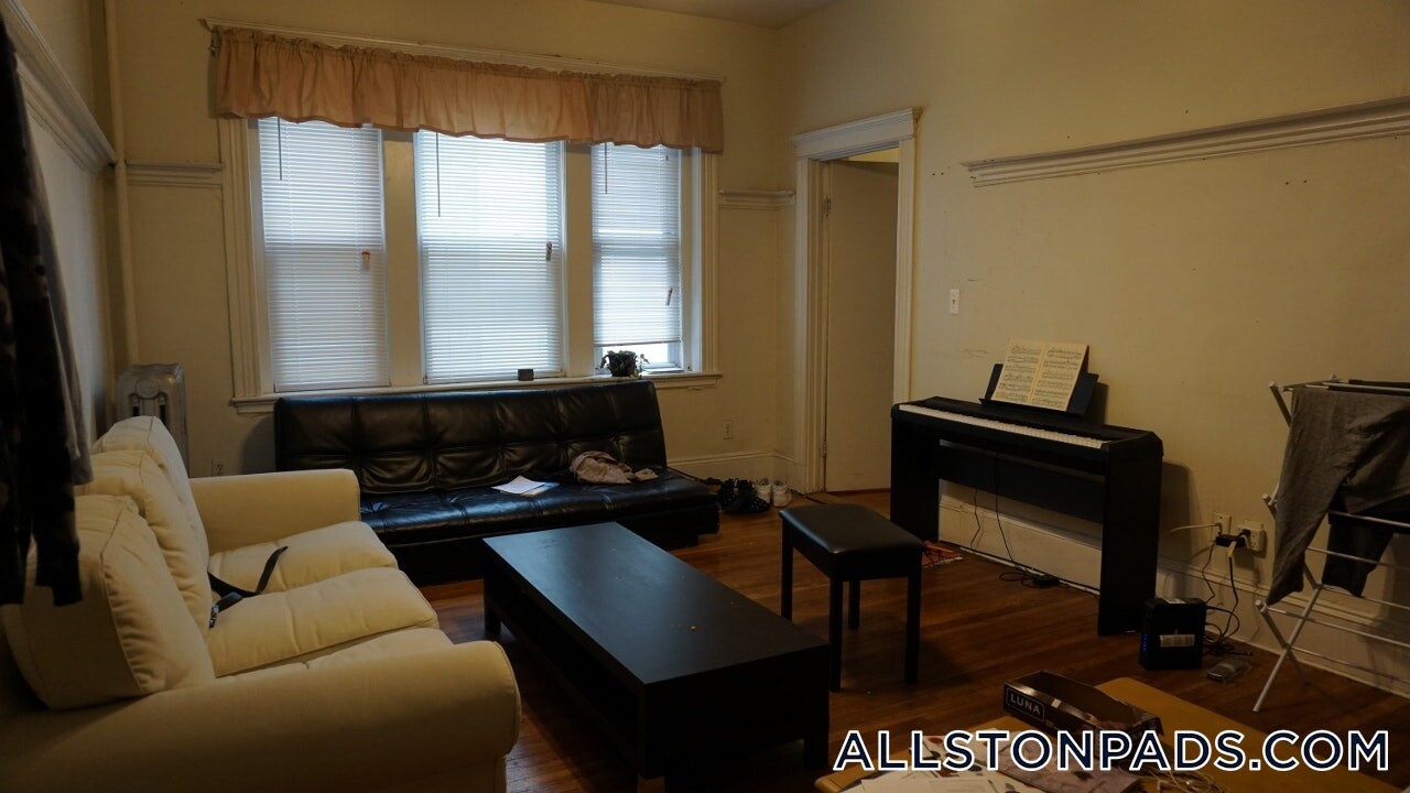 7 Price Rd in Boston, MA - Building Photo