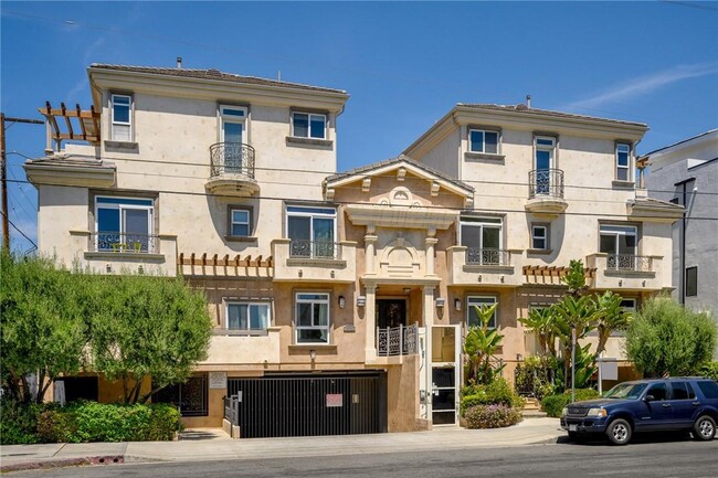 11323 Huston St in North Hollywood, CA - Building Photo - Building Photo