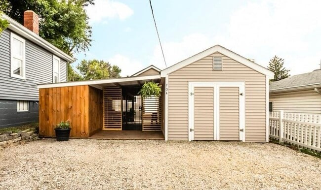 property at 704 E Moneta Ave
