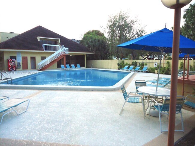 7730 Camino Real in Miami, FL - Building Photo - Building Photo