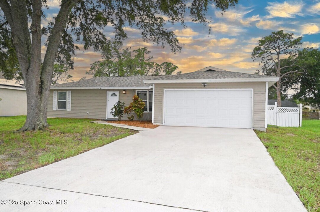 128 Wellsley Ave SW in Palm Bay, FL - Building Photo