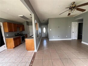 5620 4th St in Violet, LA - Foto de edificio - Building Photo