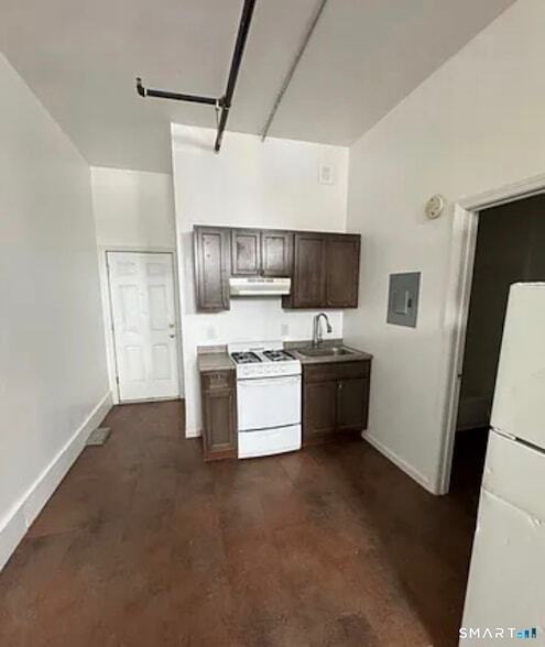 2016 E Main St, Unit 1 in Bridgeport, CT - Building Photo