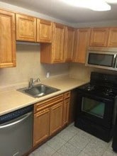 Executive House in West Springfield, MA - Foto de edificio - Building Photo