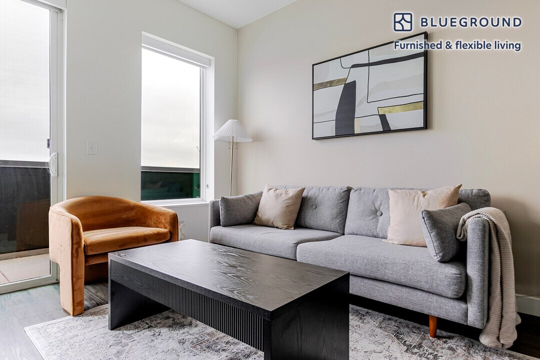 100 N Addison Ave, Unit SI FL6-ID1277 in Elmhurst, IL - Foto de edificio