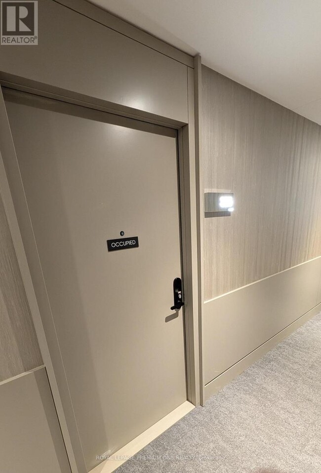 2075 King Rd in King City, ON - Building Photo - Building Photo