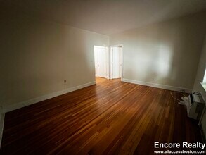 33 Lancaster Terrace in Brookline, MA - Foto de edificio - Building Photo