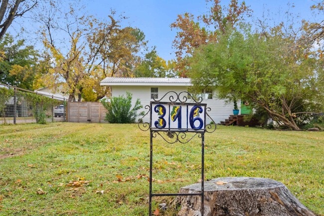 316 Beach Dr in Sunrise Beach Village, TX - Building Photo - Building Photo