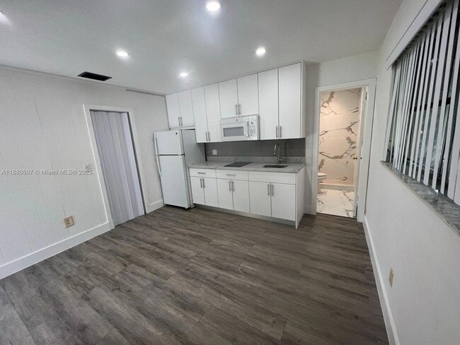 222 SW 8th St in Dania Beach, FL - Building Photo - Building Photo