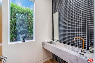 721 N Vista St, Unit 2N in Los Angeles, CA - Building Photo - Building Photo