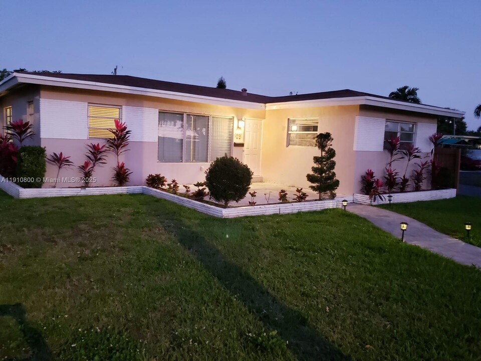 1031 N 16th Ct in Hollywood, FL - Foto de edificio