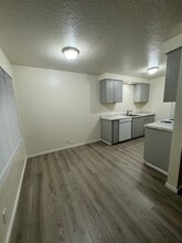 9017 236th St SW, Unit D in Edmonds, WA - Building Photo - Building Photo