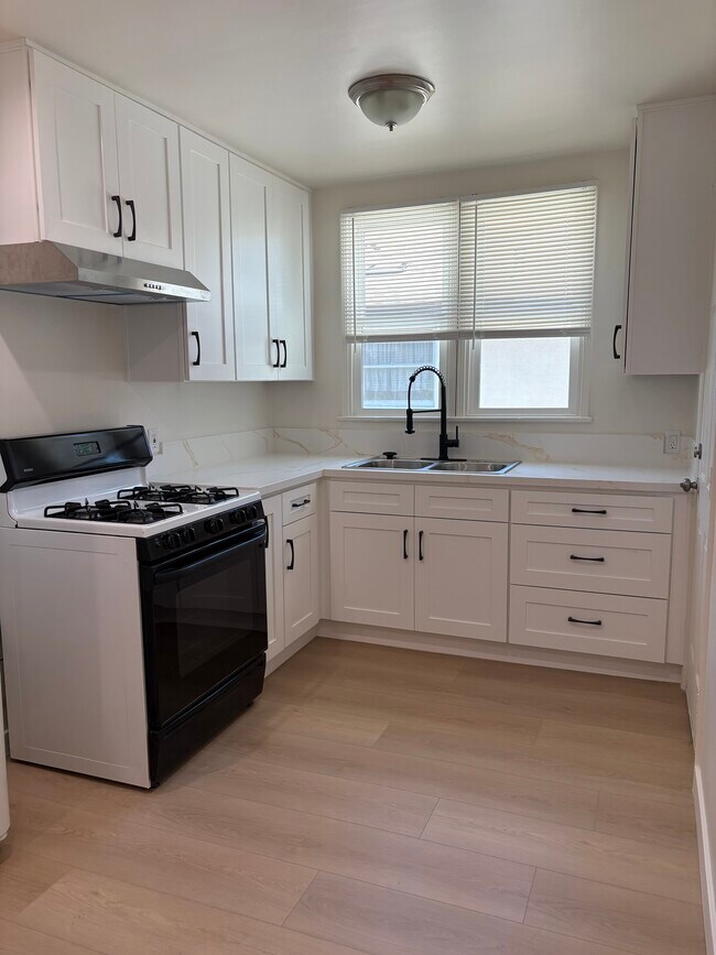 12032 Magnolia Blvd in Valley Village, CA - Building Photo - Building Photo