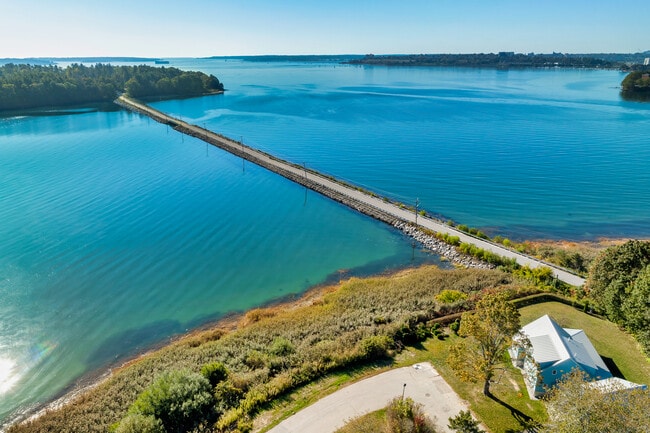 1 Shoreline Dr in Falmouth, ME - Building Photo - Building Photo