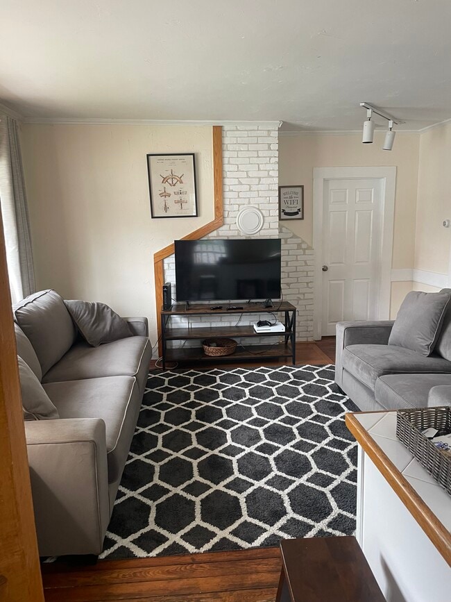 13 Holland St, Unit A in Newport, RI - Foto de edificio - Building Photo