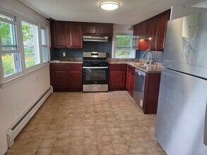 2 Lake Terrace Dr in Danbury, CT - Building Photo - Building Photo