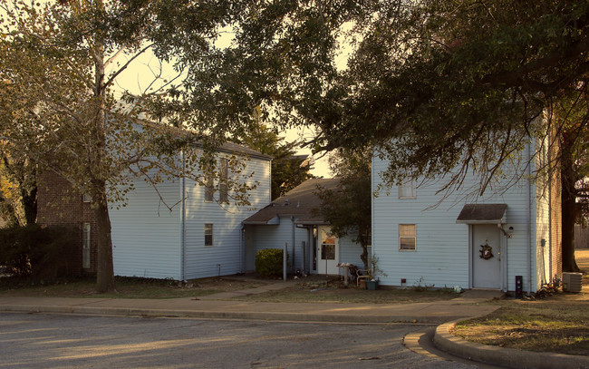 Townhouse Apartments in Broken Arrow, OK - Building Photo - Building Photo