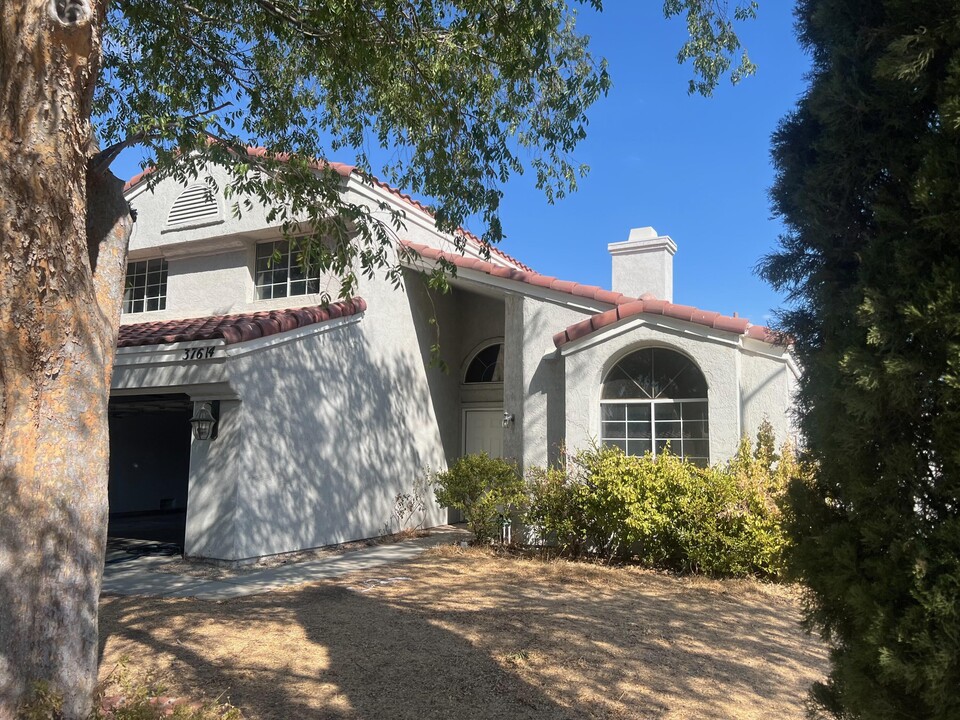 37614 Nectarine Dr in Palmdale, CA - Foto de edificio