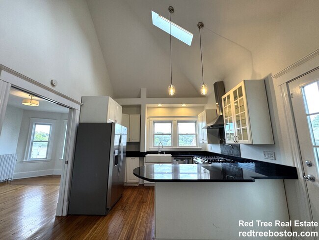 14 Breck Ave, Unit 2 in Boston, MA - Foto de edificio - Building Photo