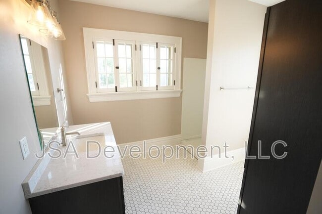 519 E 3rd St in Waterloo, IA - Building Photo - Building Photo