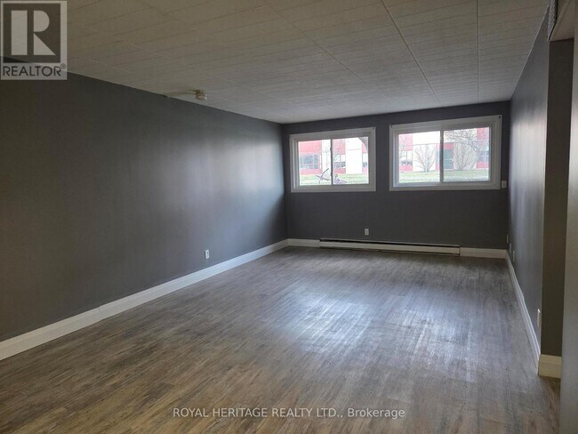 8800 Willoughby Dr in Niagara Falls, ON - Building Photo - Building Photo