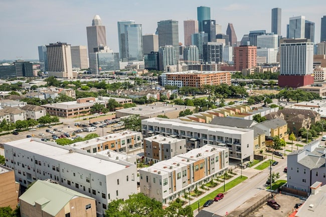 2401 Crawford St in Houston, TX - Building Photo - Building Photo