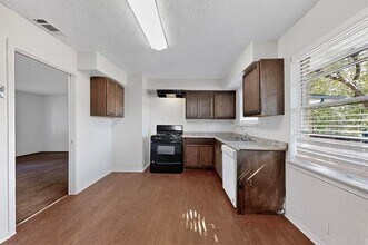 1530 Buena Vista St in Mesquite, TX - Foto de edificio - Building Photo