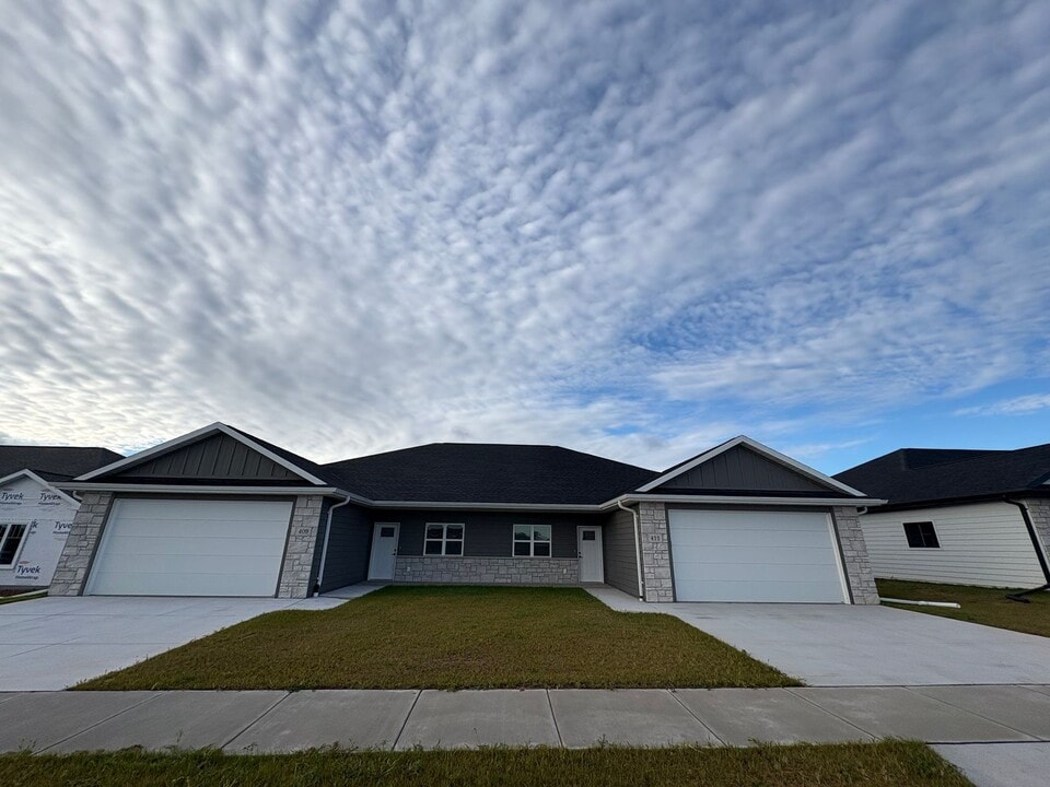 411 Founders Wy in Little Chute, WI - Building Photo