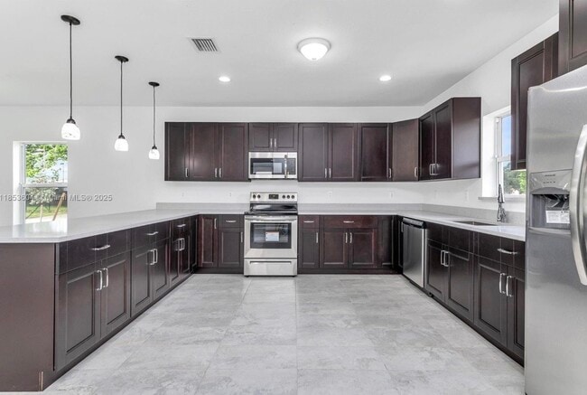 2360 NW 14th St in Fort Lauderdale, FL - Foto de edificio - Building Photo