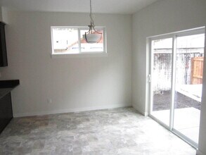 215 C St-Unit -217 in Phoenix, OR - Building Photo - Building Photo