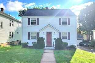 508 S Quaker Ln, Unit 508 in West Hartford, CT - Building Photo