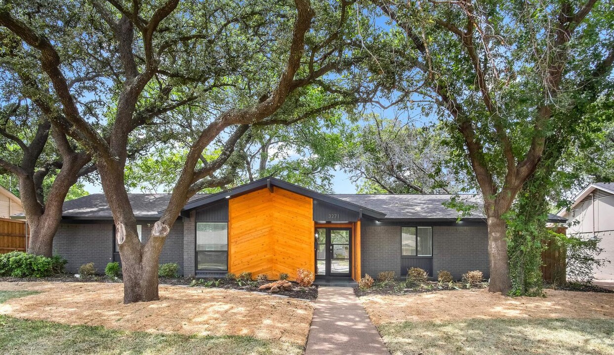 Bright Northwest Dallas home on large quar in Dallas, TX - Building Photo