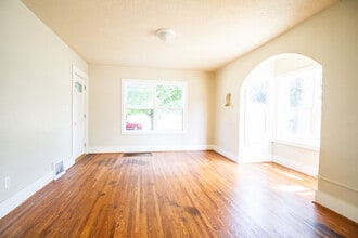 233 W Poinsetta Ave in Toledo, OH - Building Photo - Building Photo