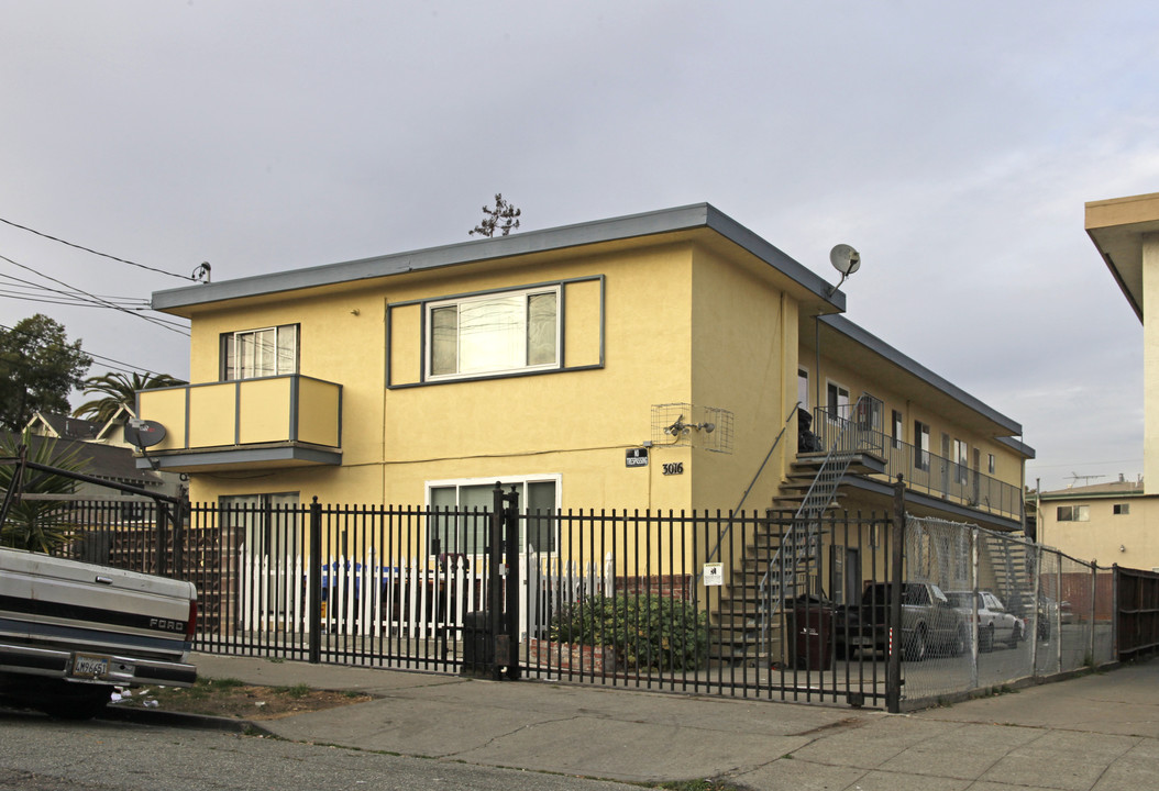 3016 Brookdale Ave in Oakland, CA - Building Photo