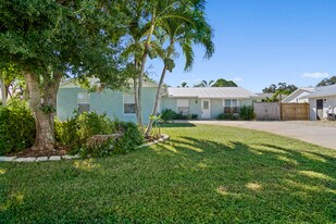 9032 SE Sandridge Ave in Hobe Sound, FL - Building Photo