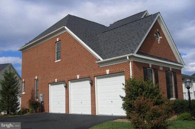 25651 Elk Lick Rd in Chantilly, VA - Building Photo - Building Photo