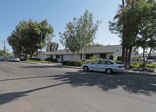 Peachwood Apartments in Clovis, CA - Building Photo - Building Photo