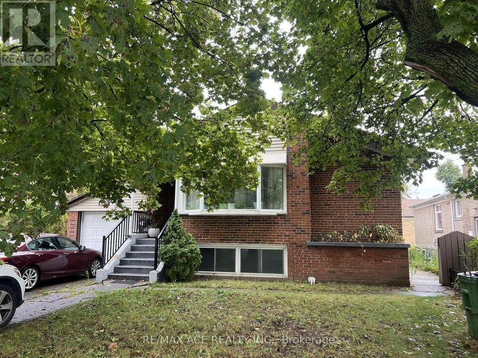 3689 St Clair Ave E in Toronto, ON - Building Photo