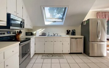 20 Annandale Rd, Unit 2 in Newport, RI - Building Photo - Building Photo