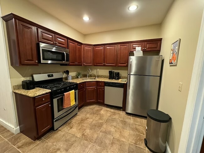 75 Main St, Unit Apt 1