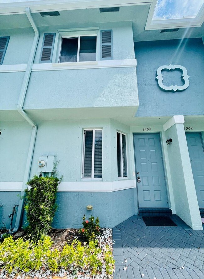 1904 Alamanda Way in Riviera Beach, FL - Building Photo - Building Photo
