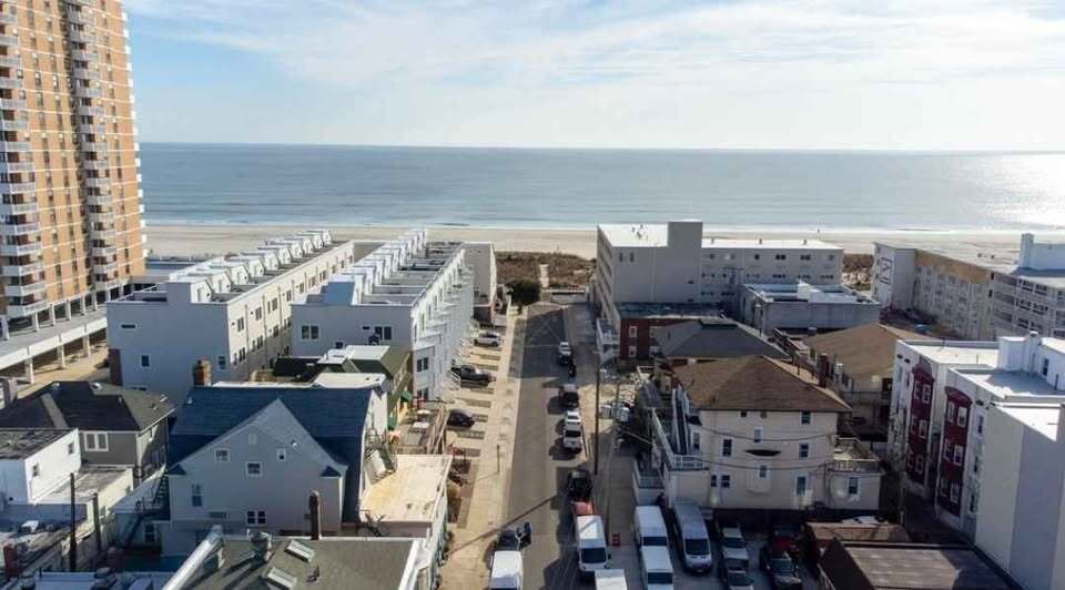 106 S Little Rock Ave in Ventnor City, NJ - Building Photo