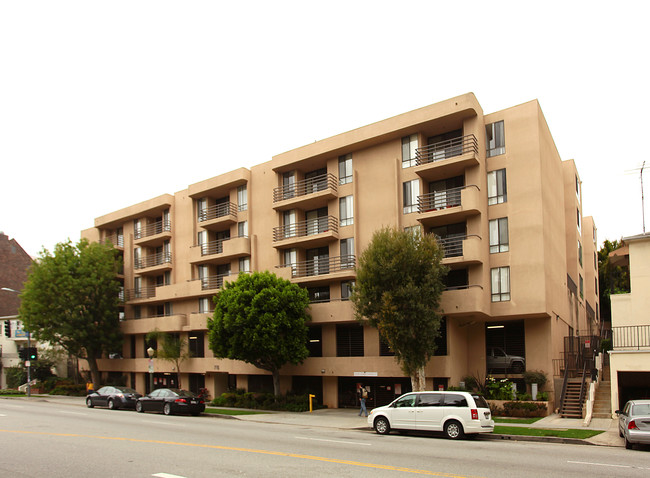 Gayley Court in Los Angeles, CA - Building Photo - Building Photo