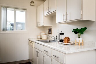 The Scholls Apartments in Portland, OR - Foto de edificio - Building Photo