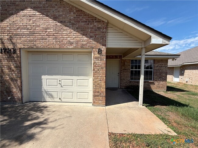 property at 1722 Aztec Trce
